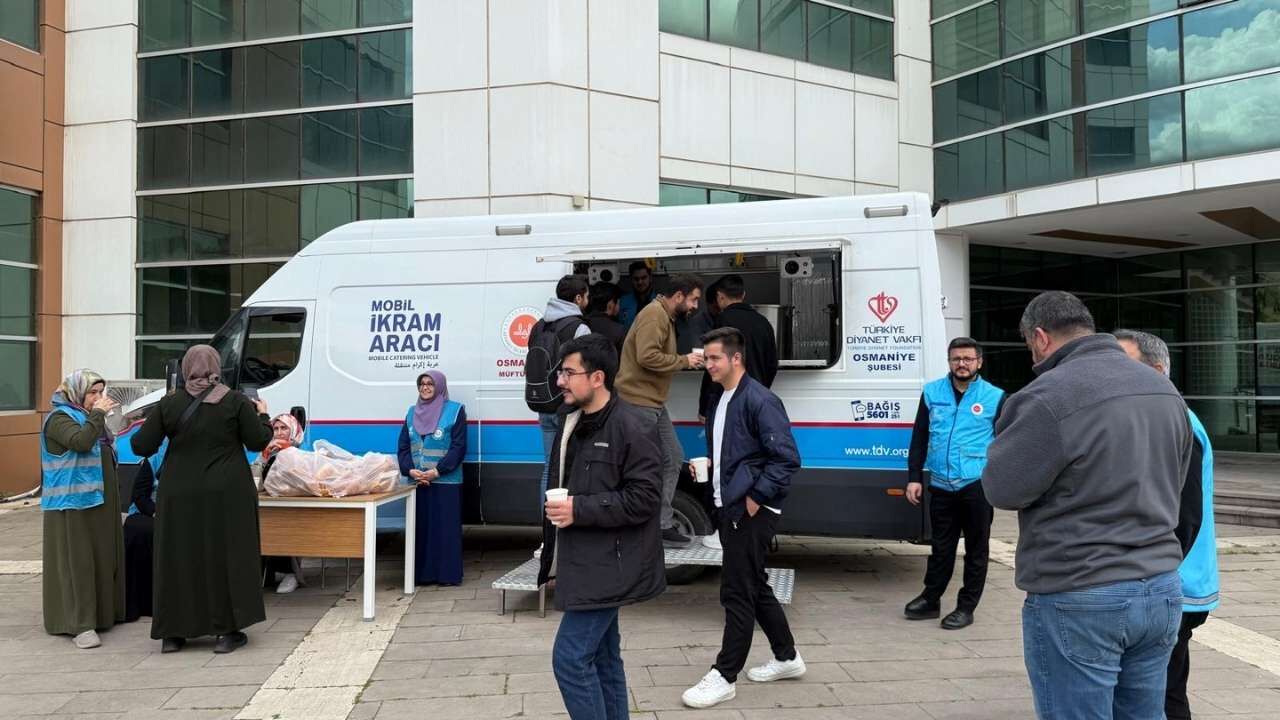 Osmaniye’de Üniversite Kampüsünde İçleri Isıtan Görüntü Herkes Kuyruğa Girdi! (2)