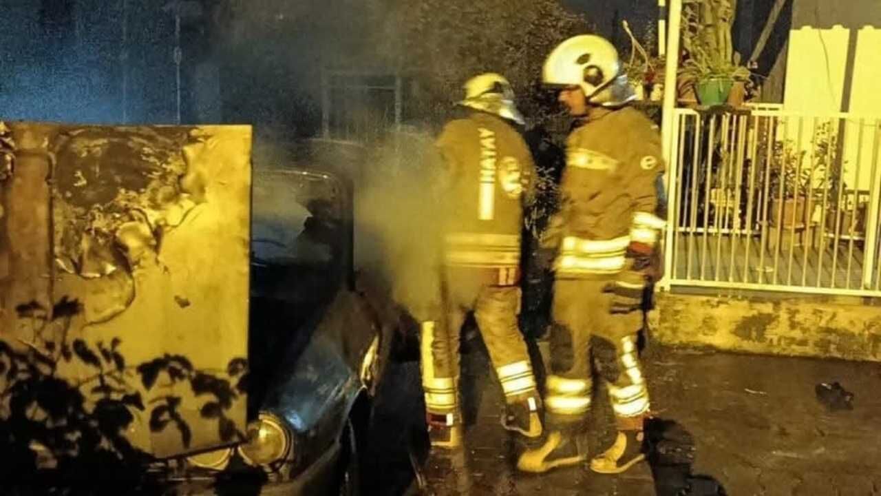 Park Halindeki Otomobil Alev Aldı (1)