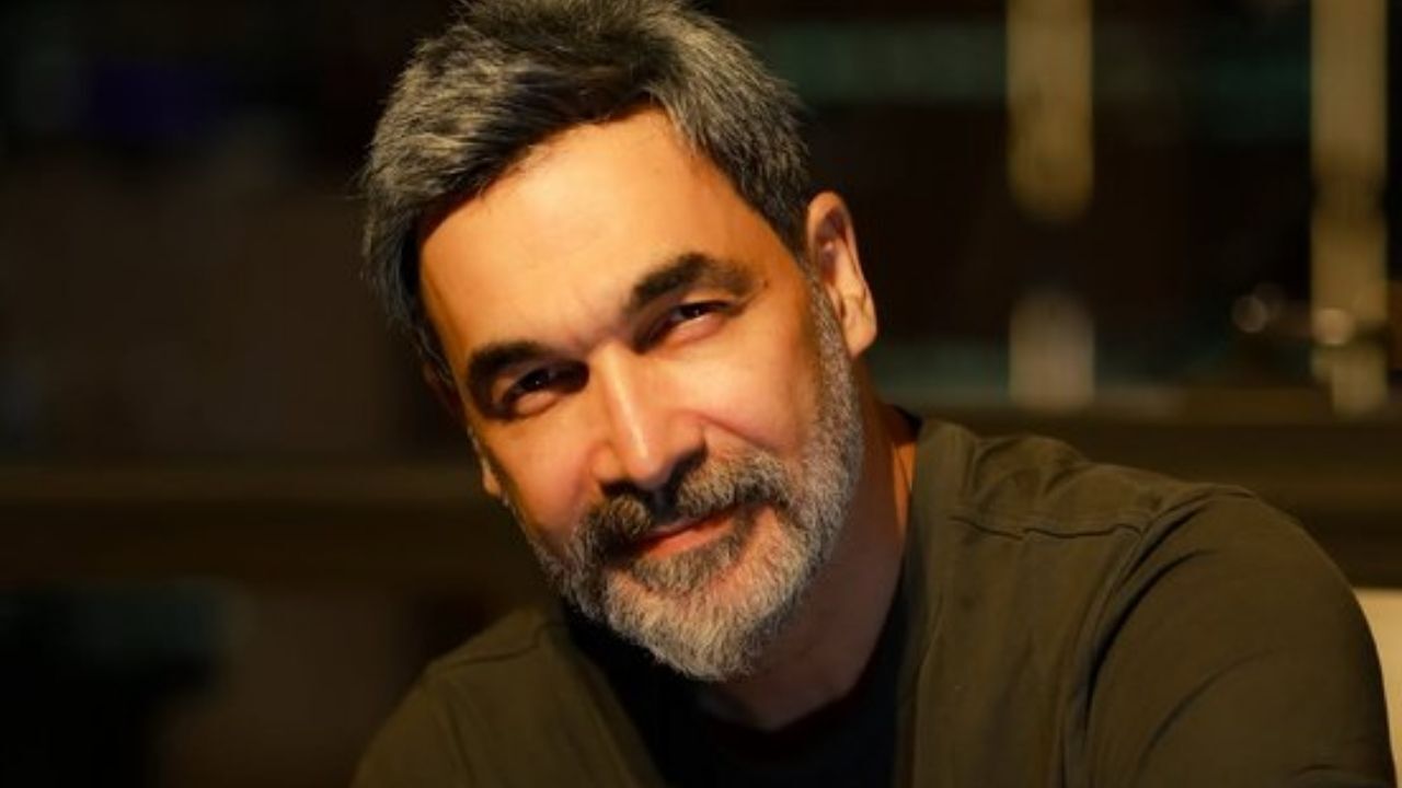 Ünlü Sanatçı Müjdeyi Verdi Uğur Işılak Karacaoğlan’ın Diyarında Sahne Alıyor! (1)