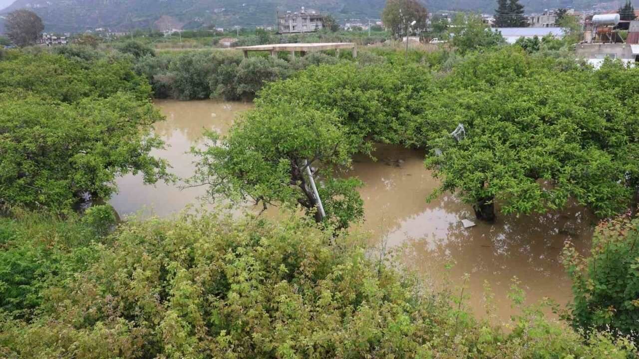 Asi Nehri Taştı, Üç Mahalle Sular Altında Kaldı (2)