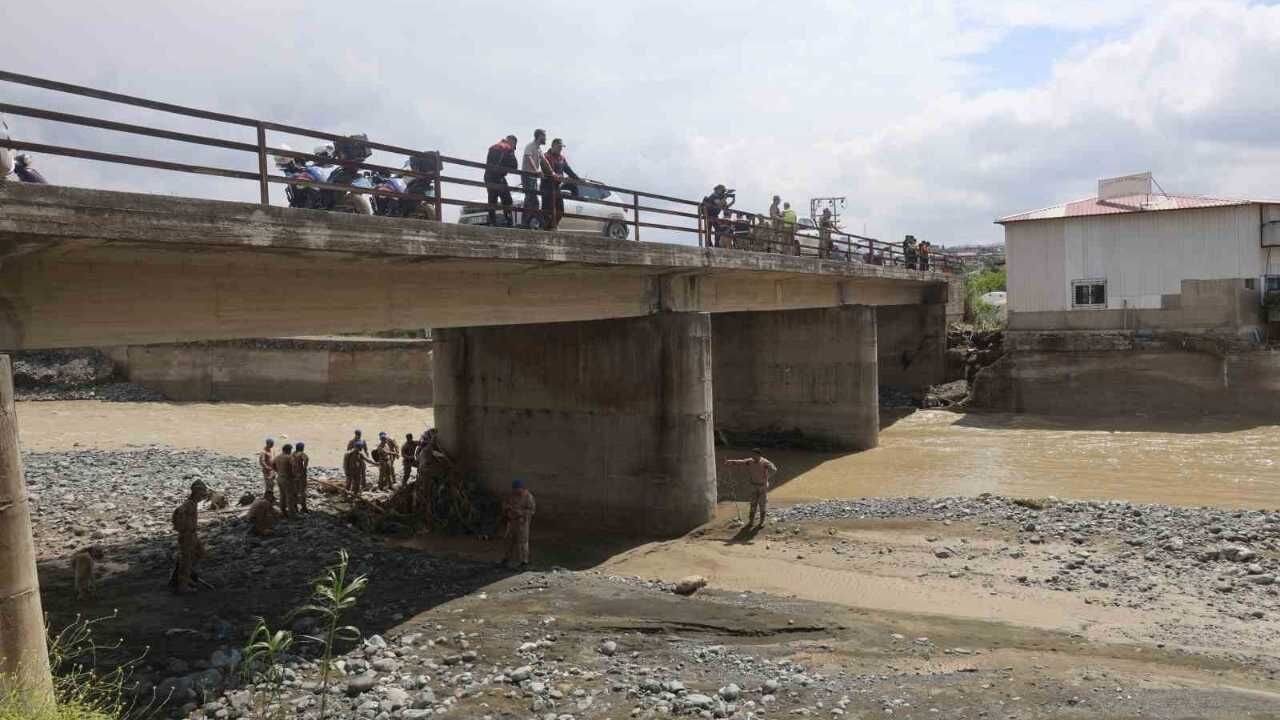 Çöken Köprüden Nehre Düşerek Kaybolan İki Genci Arama Çalışmaları Sürüyor (1)