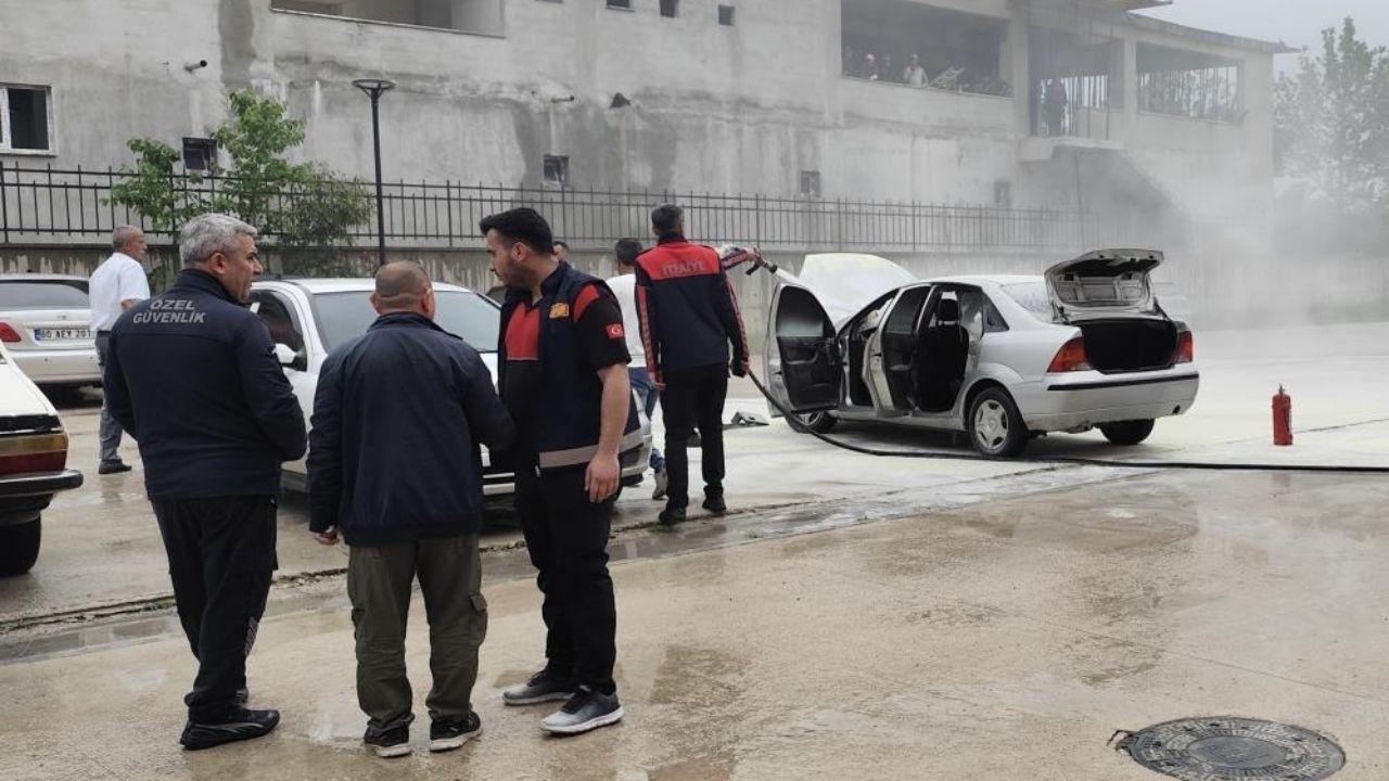 Düziçi Devlet Hastanesi Otoparkında Otomobil Yangını Araç Alevlere Teslim Oldu! (1)-1