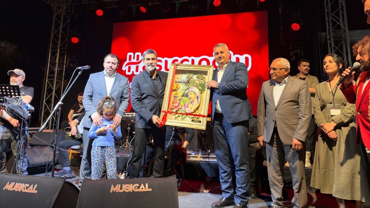 Düziçi Karacaoğlan Festivali’nde Uğur Işılak Rüzgarı! Efsane Finale Binlerce Kişi Katıldı (2)