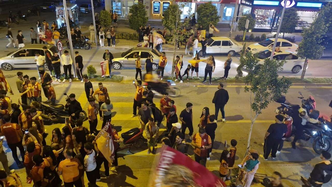 Galatasaray Şampiyonluğu Osmaniye'de Coşkuyla Kutlandı (3)