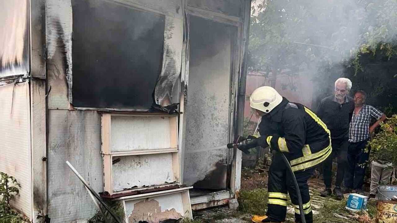Hatay Altınözü’nde Korkutan Konteyner Yangını (2)