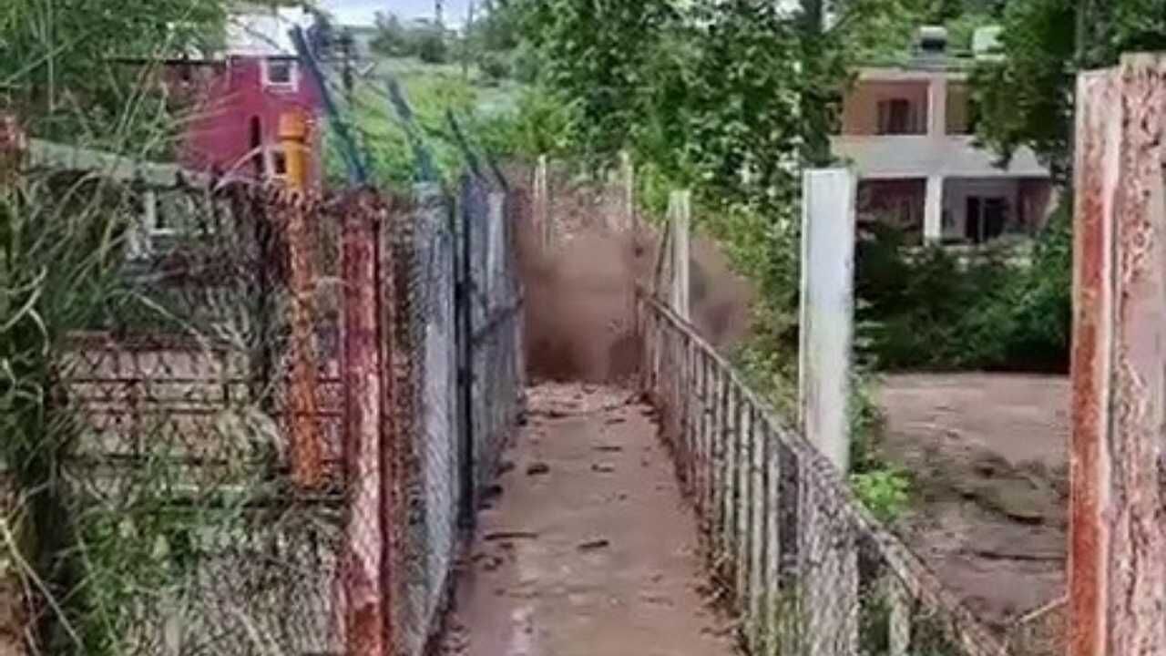 Hatay Sel Sularına Teslim Oldu Taşan Dere Evleri Su Altında Bıraktı (1)
