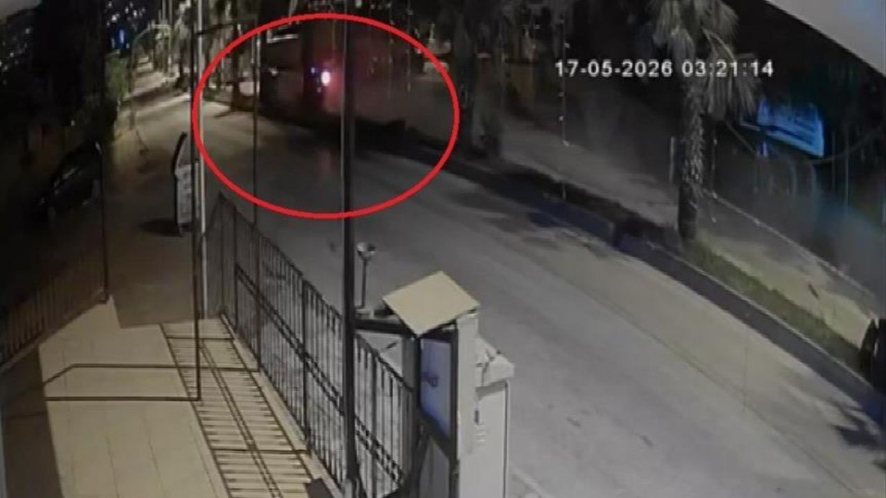 Hatay’da Feci Kaza İş Makinesine Saplanan Otomobilin 20 Yaşındaki Sürücüsü Hayatını Kaybetti (1)