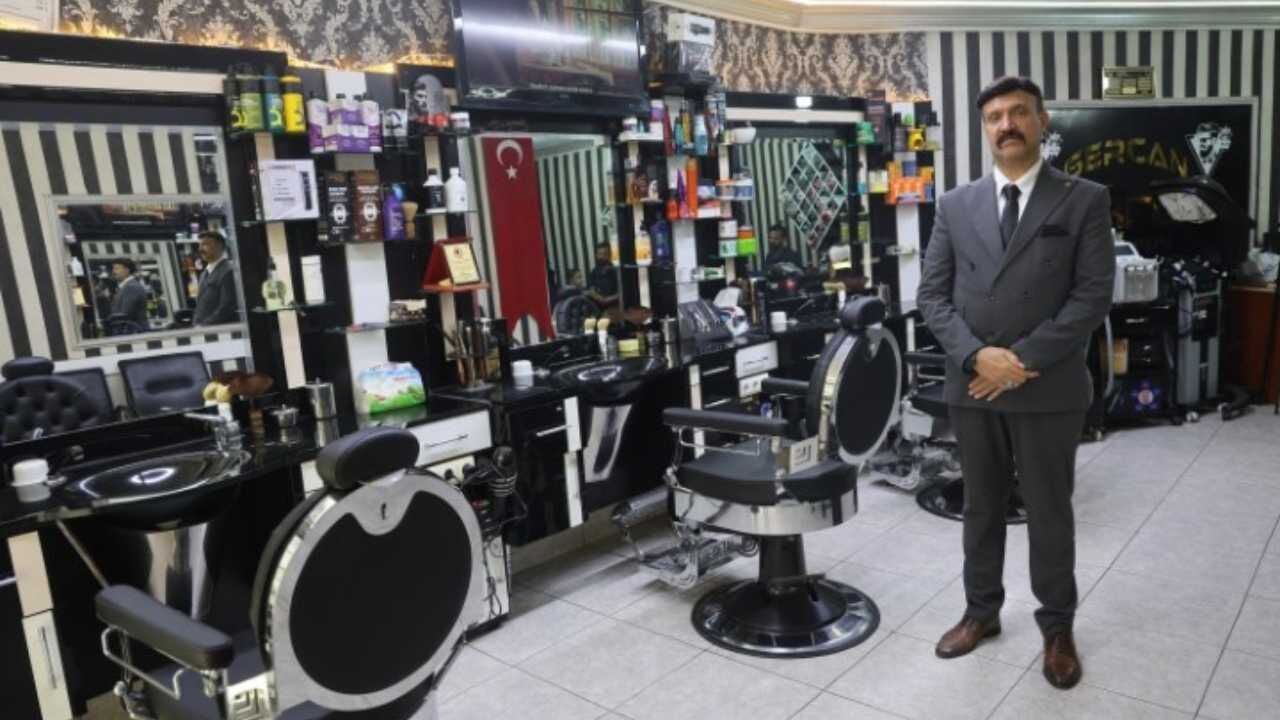 Hataylı Berberin 46 Yıllık Şıklığı Takım Elbiseyle Tıraş Mesaisi (2)