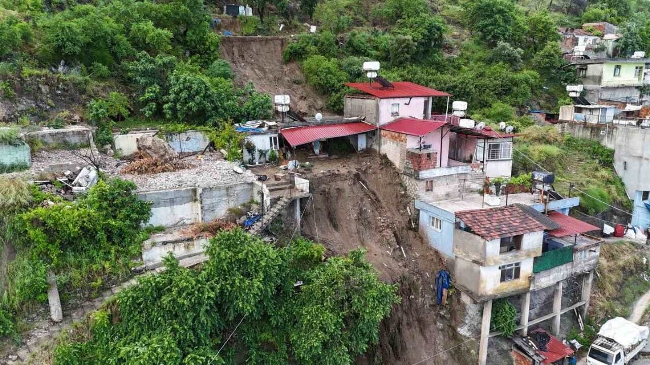 Heyelan Felaketinde Çöken Müstakil Evin Yıkımı Havadan Görüntülendi (1)