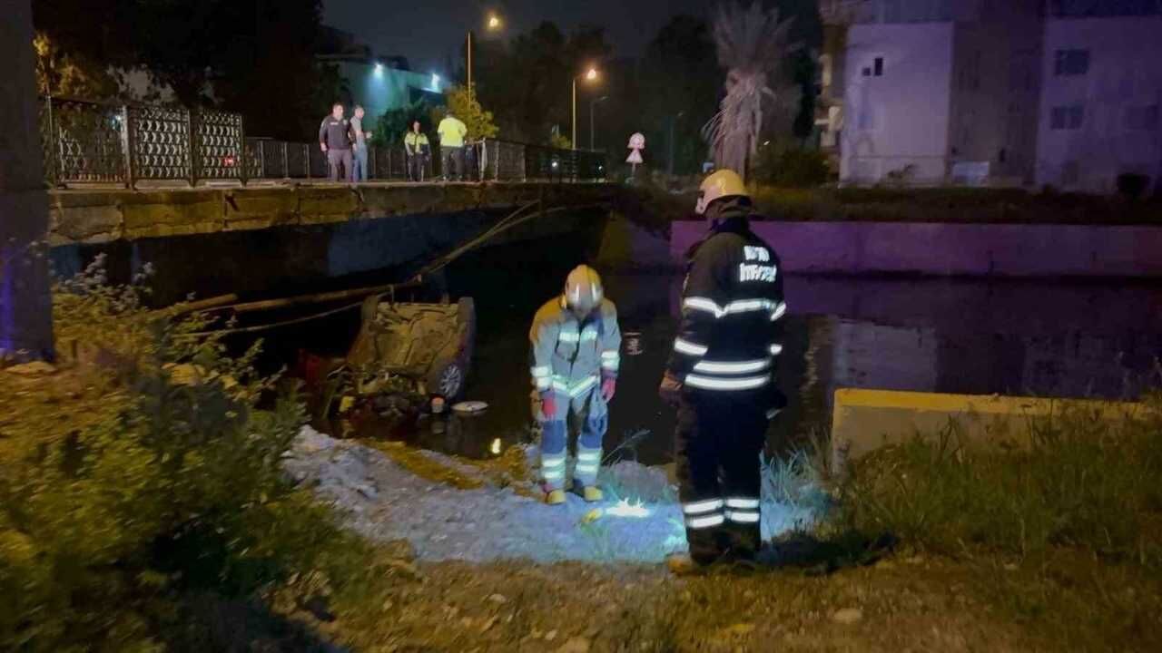 İskenderun’da Otomobil Su Kanalına Uçtu (2)