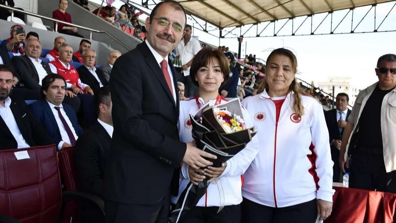 Kadirli'de 19 Mayıs Coşkusu Stadyuma Sığmadı! (1)