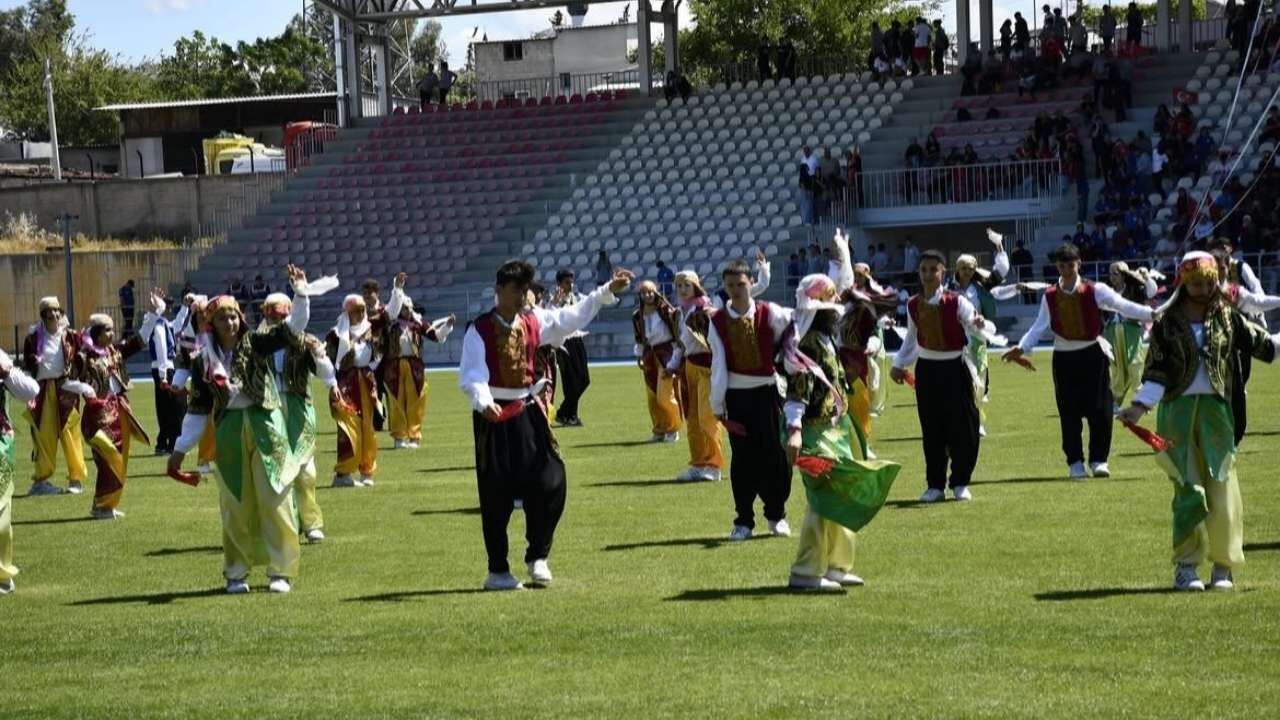 Kadirli'de 19 Mayıs Coşkusu Stadyuma Sığmadı! (2)