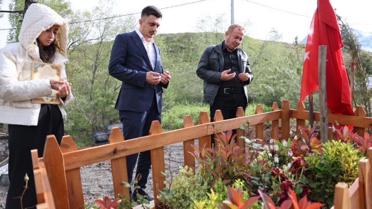 Kahramanmaraş’ta Şehit Öğretmen Ayla Kara’nın Evladı Furkan Kara Annemle Gurur Duyuyorum (1)