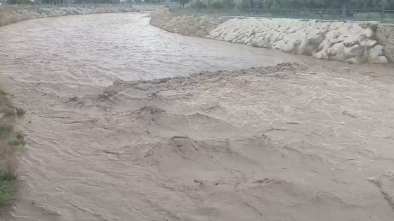 Karaçay Taşma Noktasında! Toprakkale'de Şiddetli Yağış Alarmı (1)