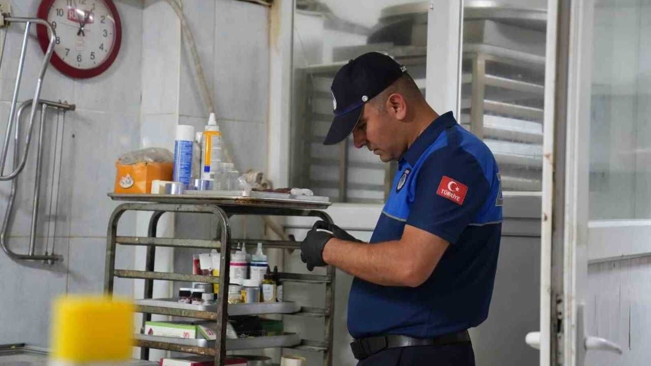Kozan’da Kurban Bayramı Öncesi Tatlı İmalathanelerine Sıkı Denetim (2)