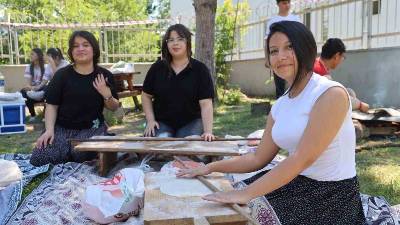 Kozan’da Renkli Bahar Şenliği Öğrenciler Şalvar Giyip Sıkma Pişirdi (2)