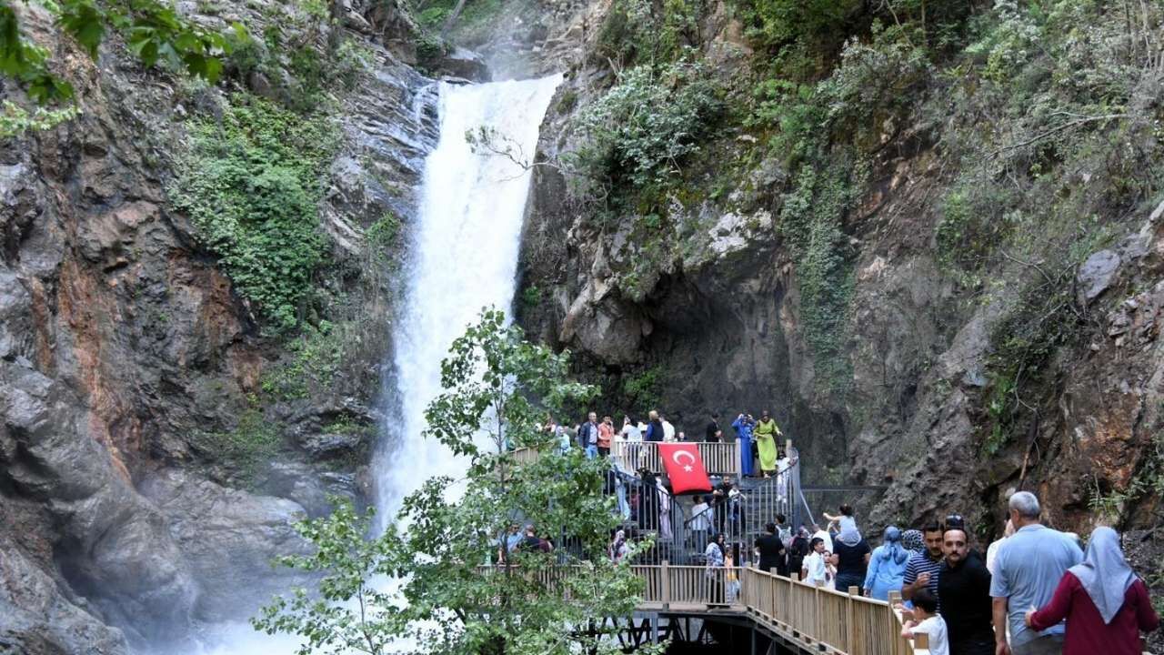 Osmaniye Karaçay Şelalesi Bayram Yoğunluğu (2)