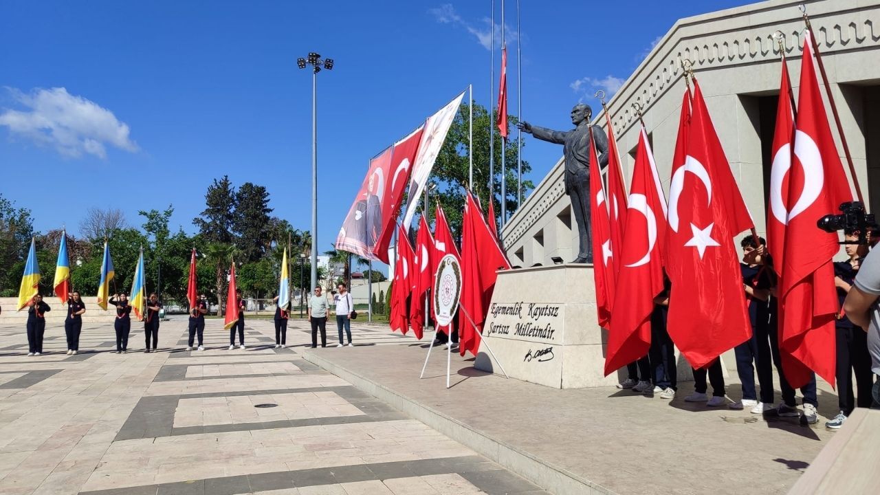 Osmaniye’de 19 Mayıs Coşkusu Gençlik Ve Spor İl Müdürü Yusuf Çebi’den Atatürk Büstüne Çelenk Sunumu (1)