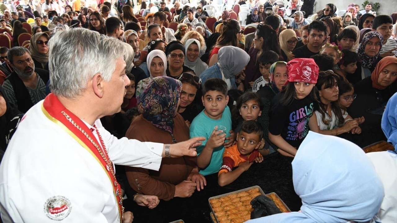 Osmaniye'de Guinness Rekortmeni Şeften Dev Baklava Şovu! (2)
