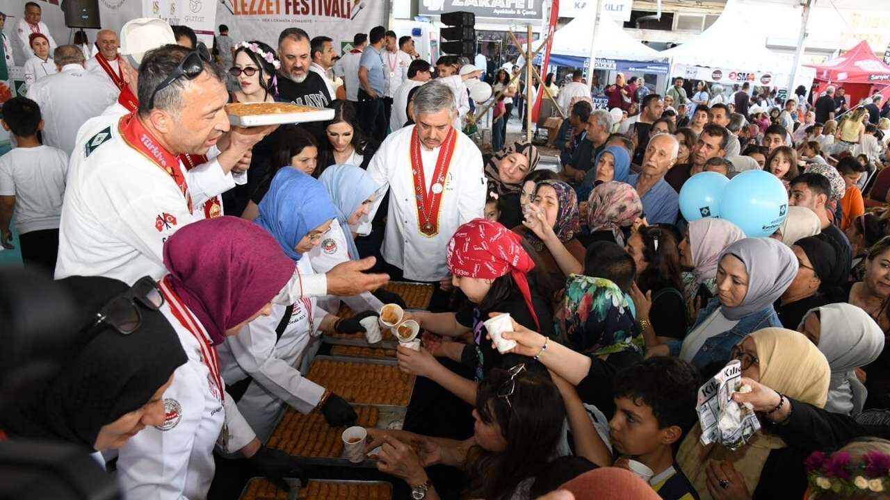 Osmaniye'de Guinness Rekortmeni Şeften Dev Baklava Şovu! (3)