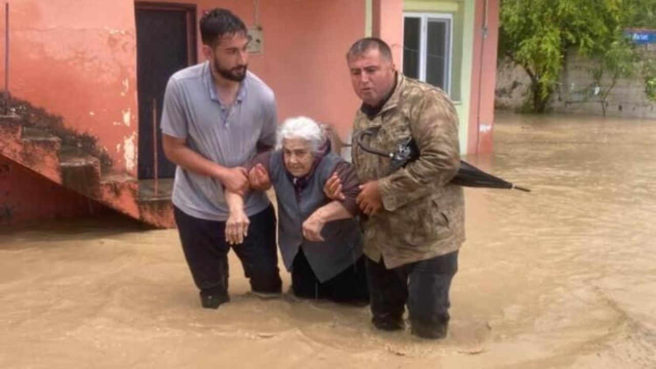 Osmaniye'de Sağanak Esiri Koçyurdu Köyünde Yaşlı Kadın Son Anda Kurtarıldı (2)