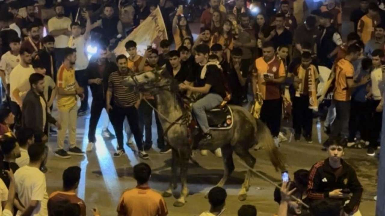 Osmaniye'de Şampiyonluk Kutlamaları Atlı Taraftar (1)