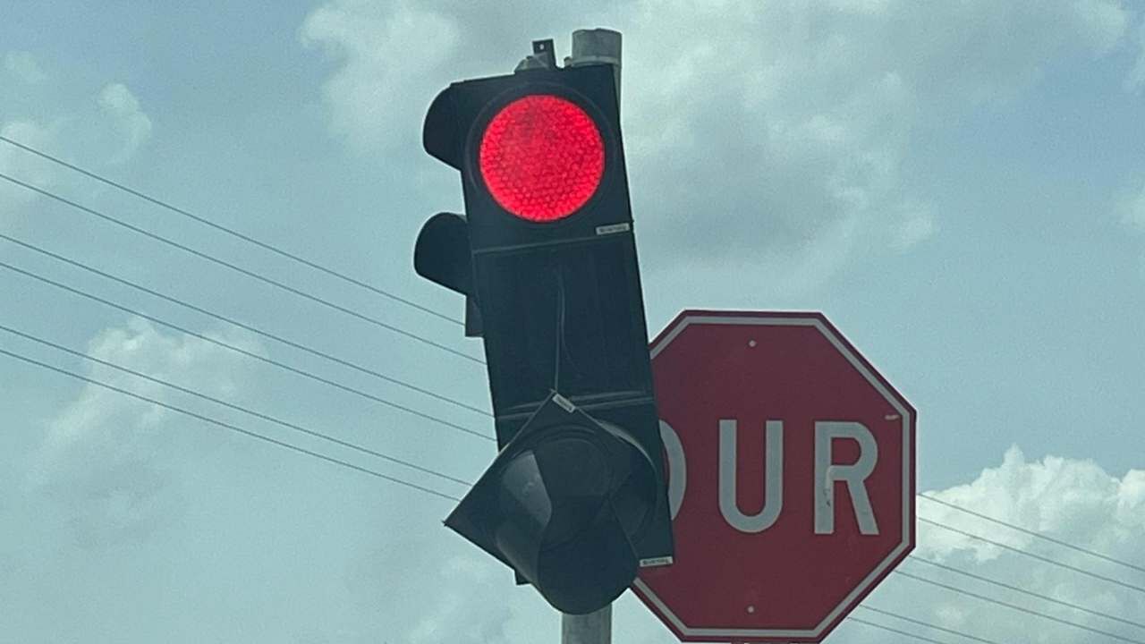Osmaniye'de Trafik Lambası Koptu Yeşil Işığın Önüne Engel Oldu! (1)