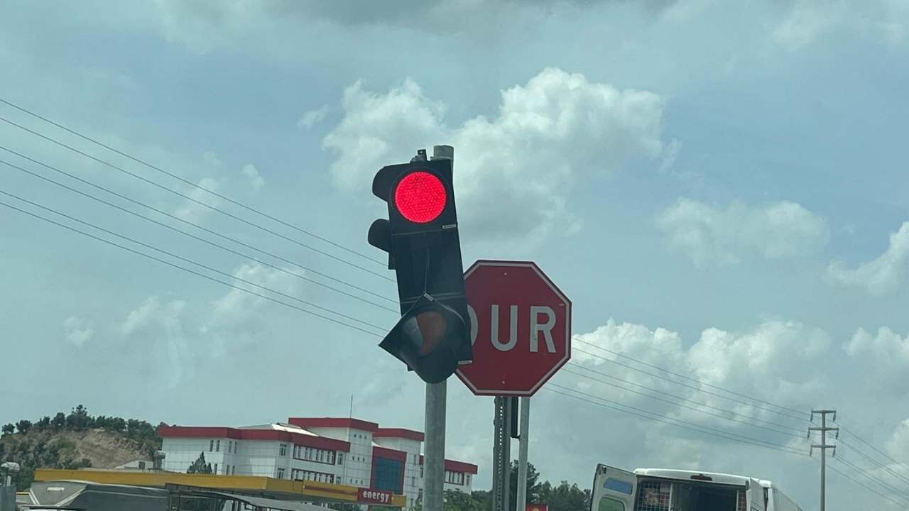 Osmaniye'de Trafik Lambası Koptu Yeşil Işığın Önüne Engel Oldu! (2)