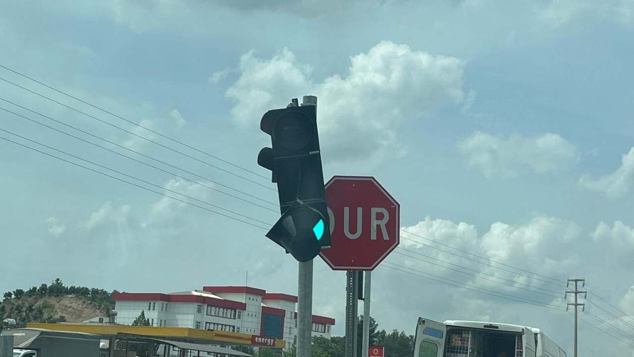 Osmaniye'de Trafik Lambası Koptu Yeşil Işığın Önüne Engel Oldu! (3)