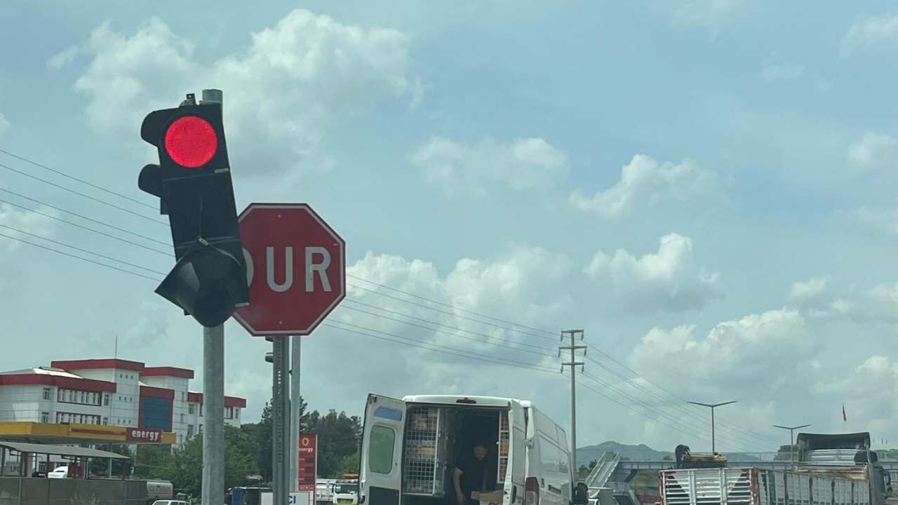 Osmaniye'de Trafik Lambası Koptu Yeşil Işığın Önüne Engel Oldu! (4)