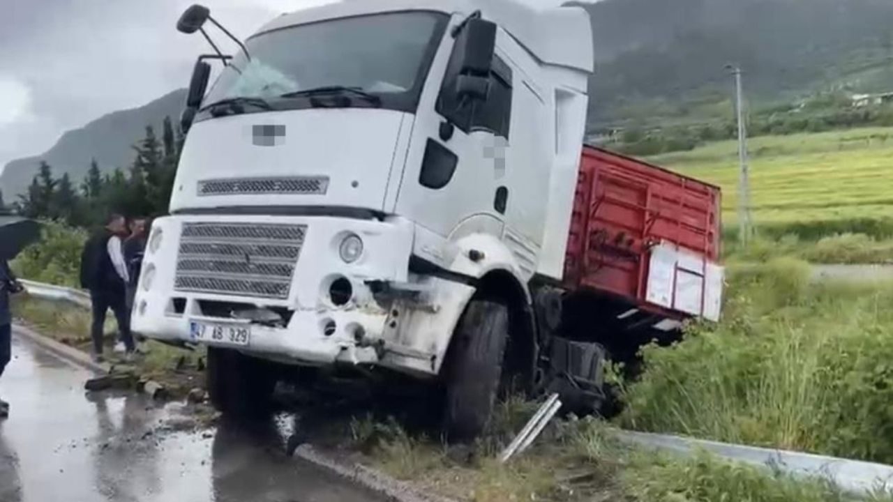 Osmaniye'de Yağış Kazaya Neden Oldu Kontrolden Çıkan Tır Bariyerleri Devirdi (1)-1