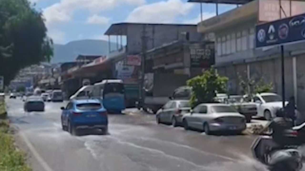 Patlayan Ana Su Borusu İş Yerlerini Sular Altında Bıraktı (2)