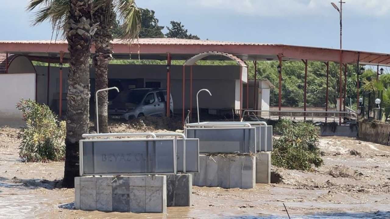 Sel Felaketi Taşan Dere Araçları Denize Sürükledi (3)