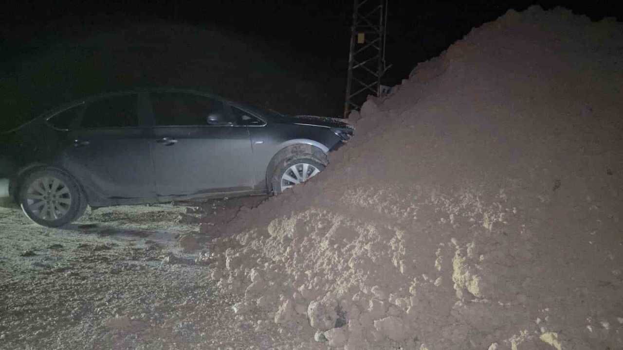 Yola Dökülen Toprak Yığını Kazaya Neden Oldu Sürücüler Tepkili (2)
