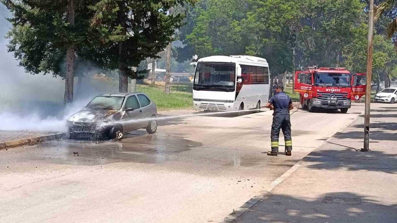 Adana Seyhan'da Otomobil Yangını Gerçekleşti (1)-1