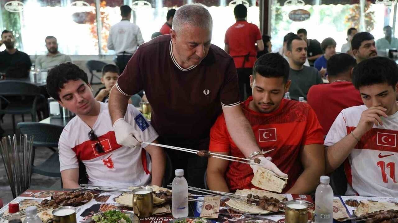 Adana'da Dev Ekranda Maç İzleyip Ciğer Yediler (1)