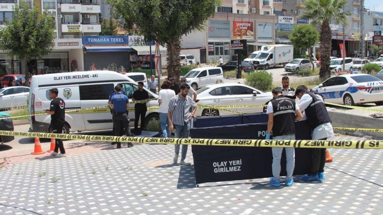 Adana'da Emekli Polis Bıçakla Saldıran Oğlunu Öldürdü (2)