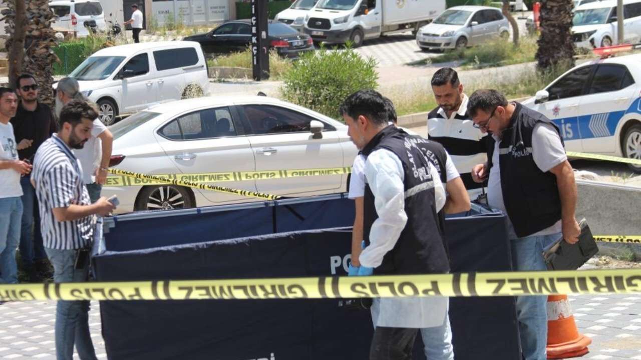 Adana'da Emekli Polis Bıçakla Saldıran Oğlunu Öldürdü (3)