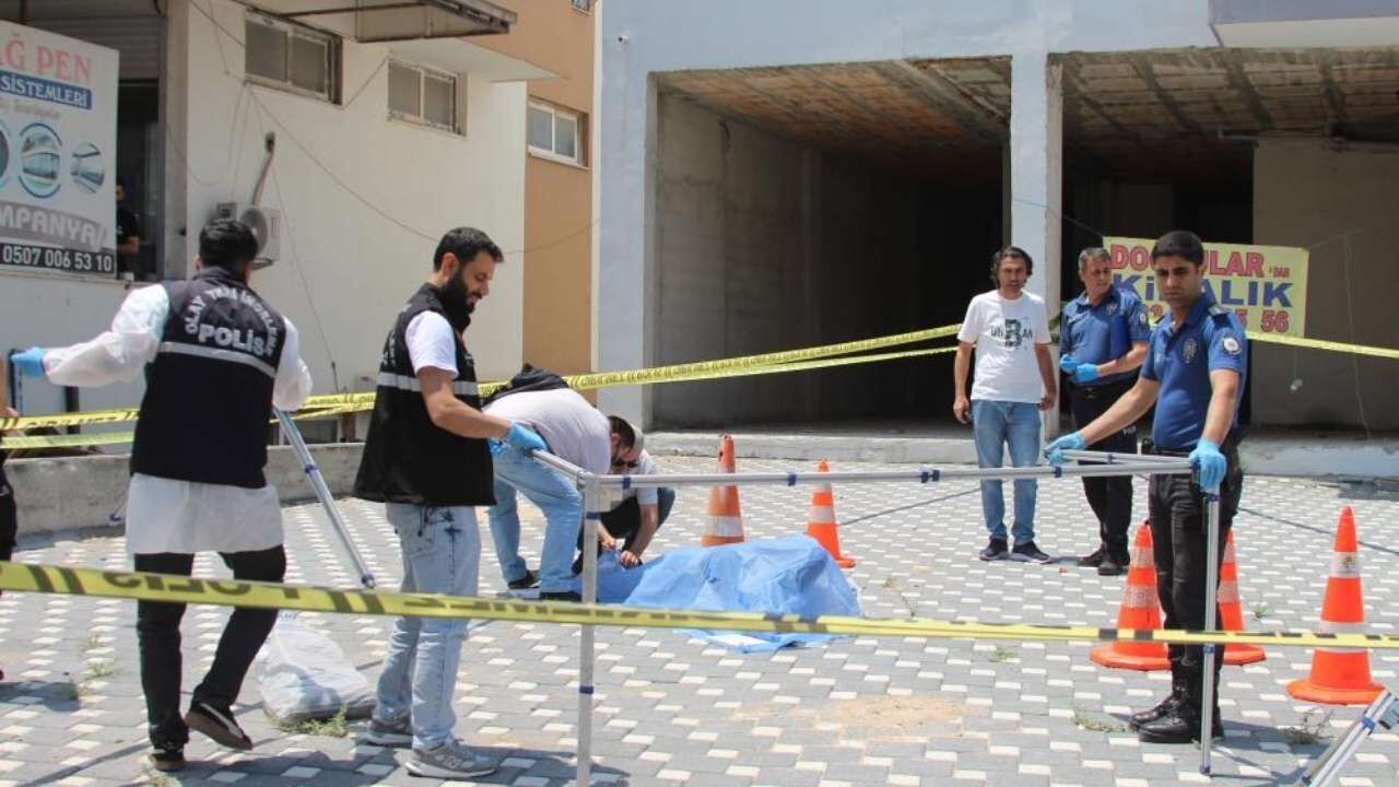 Adana'da Emekli Polis Bıçakla Saldıran Oğlunu Öldürdü