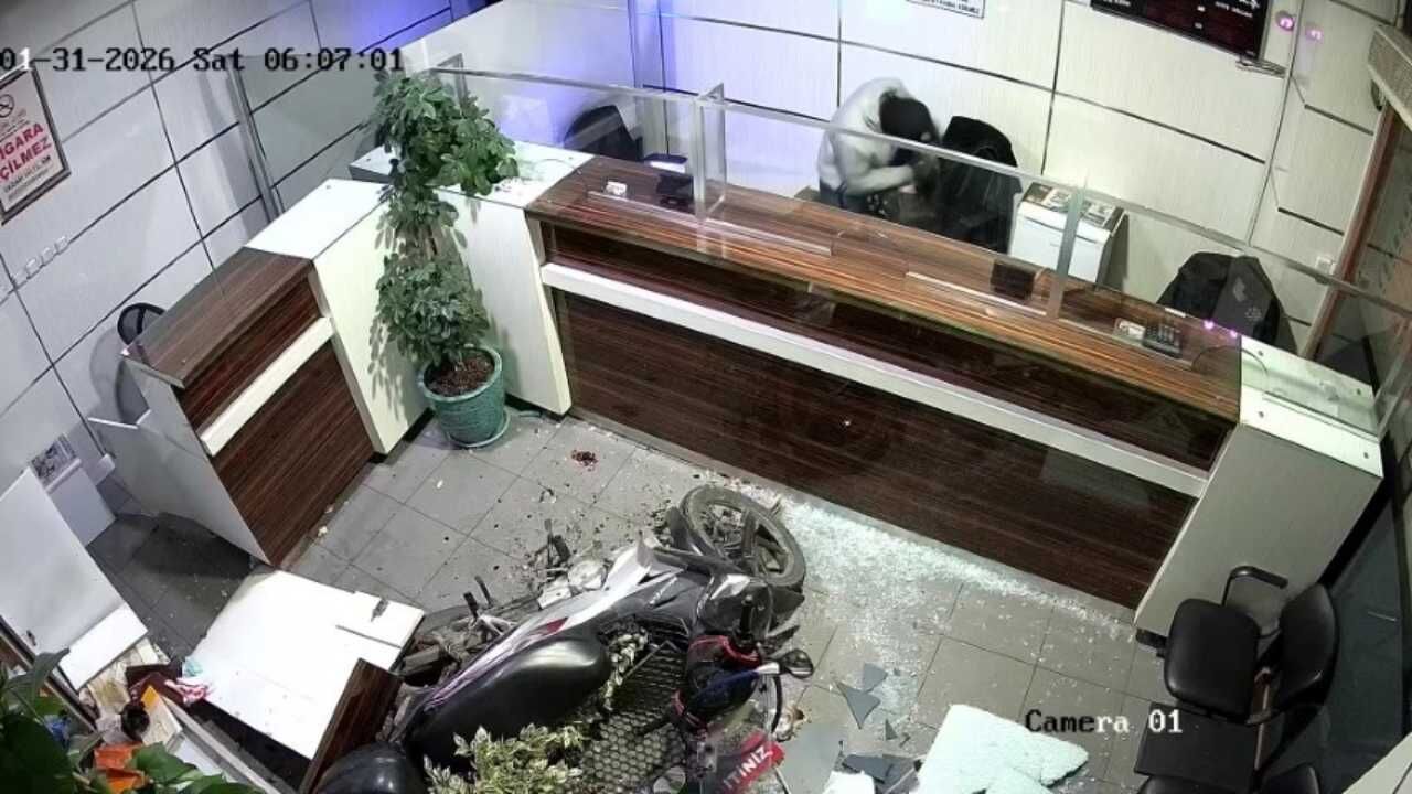 Adana'da Film Gibi Soygunda Kepengi Araçla Yıkıp 16 Bin Dolar Çaldılar (2)