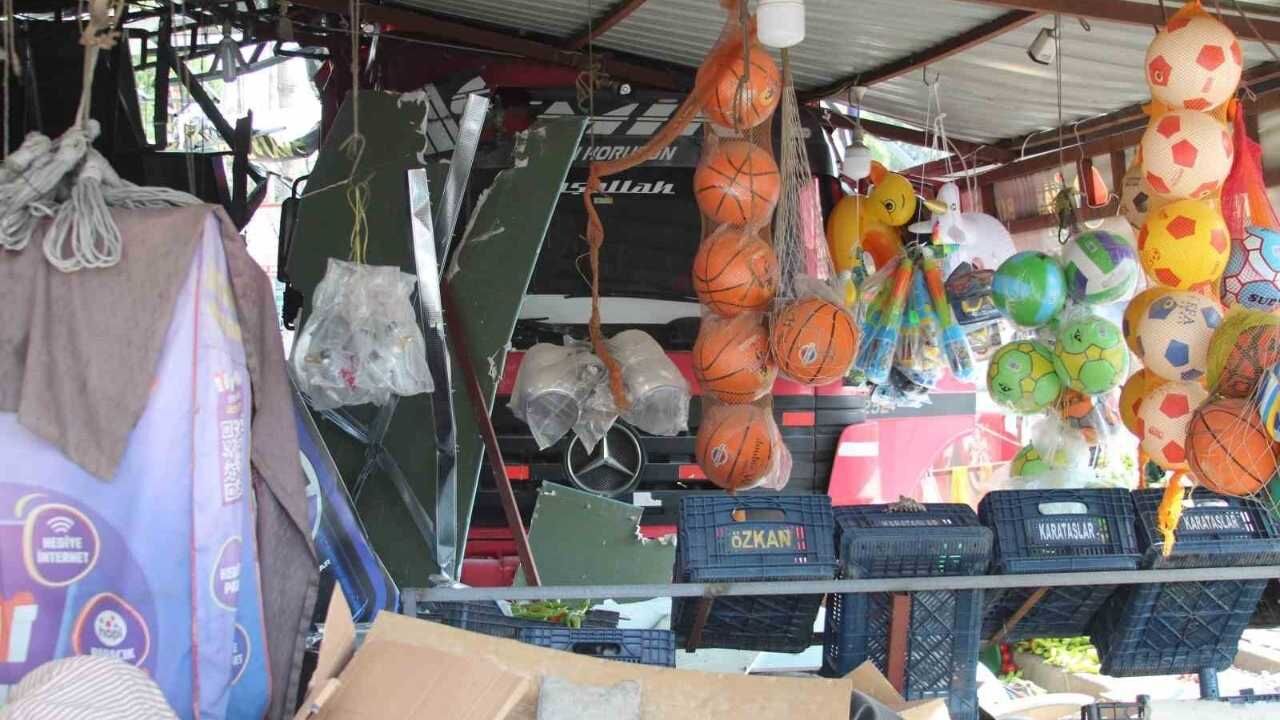 Adana'da Kontrolden Çıkan Kamyon Bakkala Daldı (1)