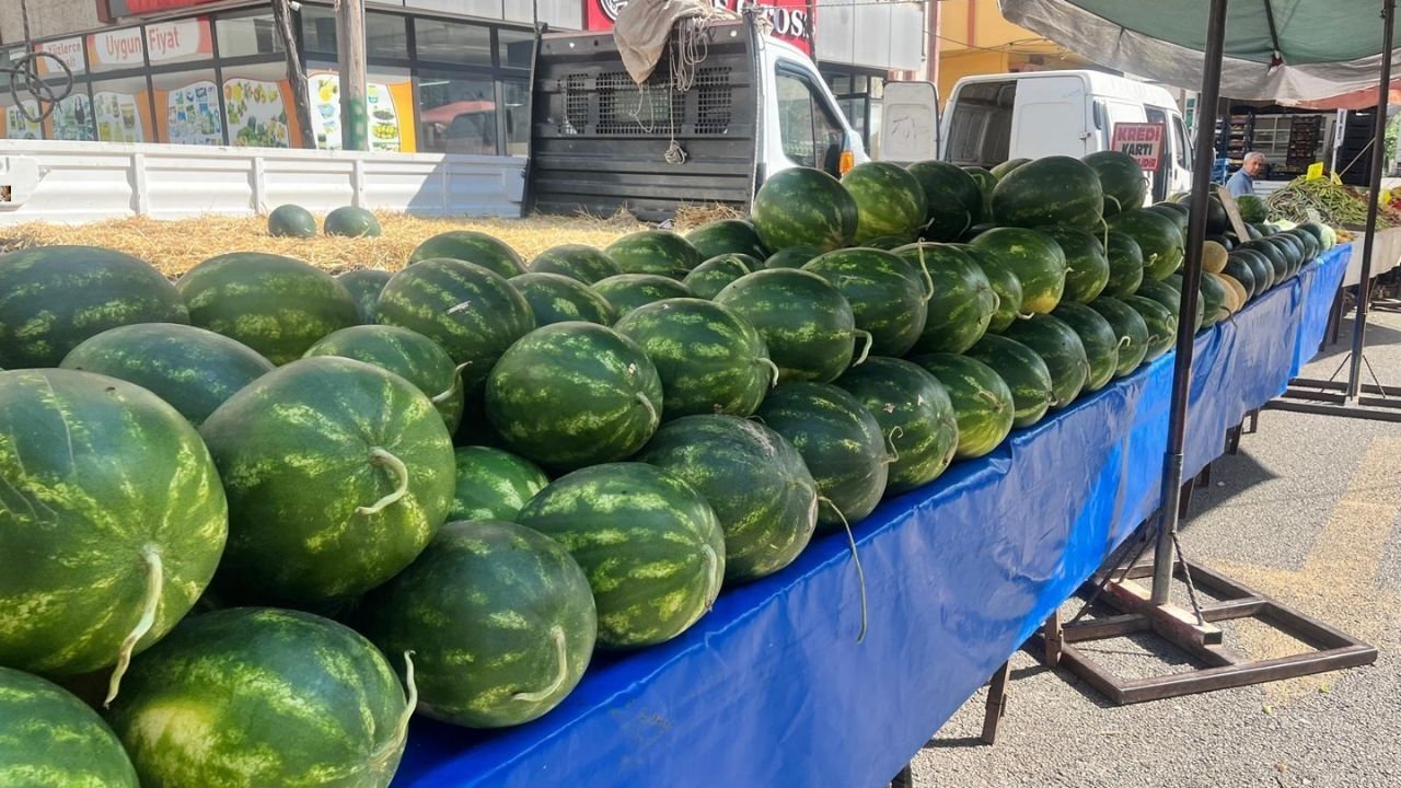 Arada 10 Tl Fark Var! Pazarda Gülle Mi, Çizgili Karpuz Mu Kapışılıyor (1)