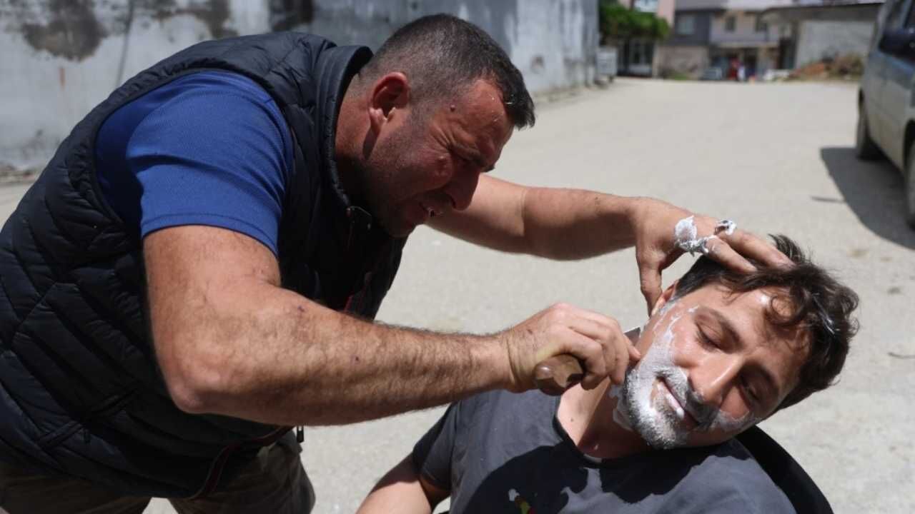 Bıçak Ustası Ürettiği Bıçakların Keskinliğini İnsanları Tıraş Ederek Kanıtlıyor (2)