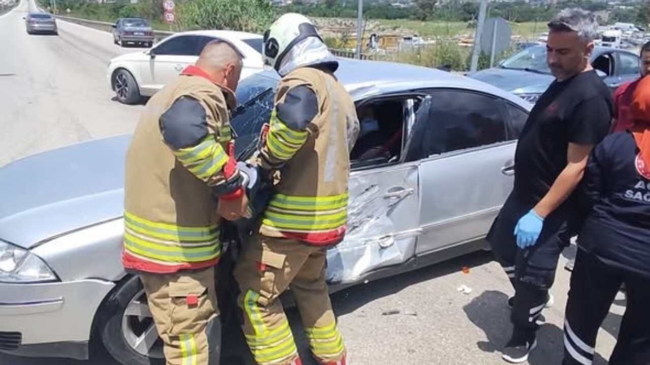 Defne Bölgesinde Kamyonla Çarpışan Otomobil Sürücüsü Nasıl Kurtarıldı (2)