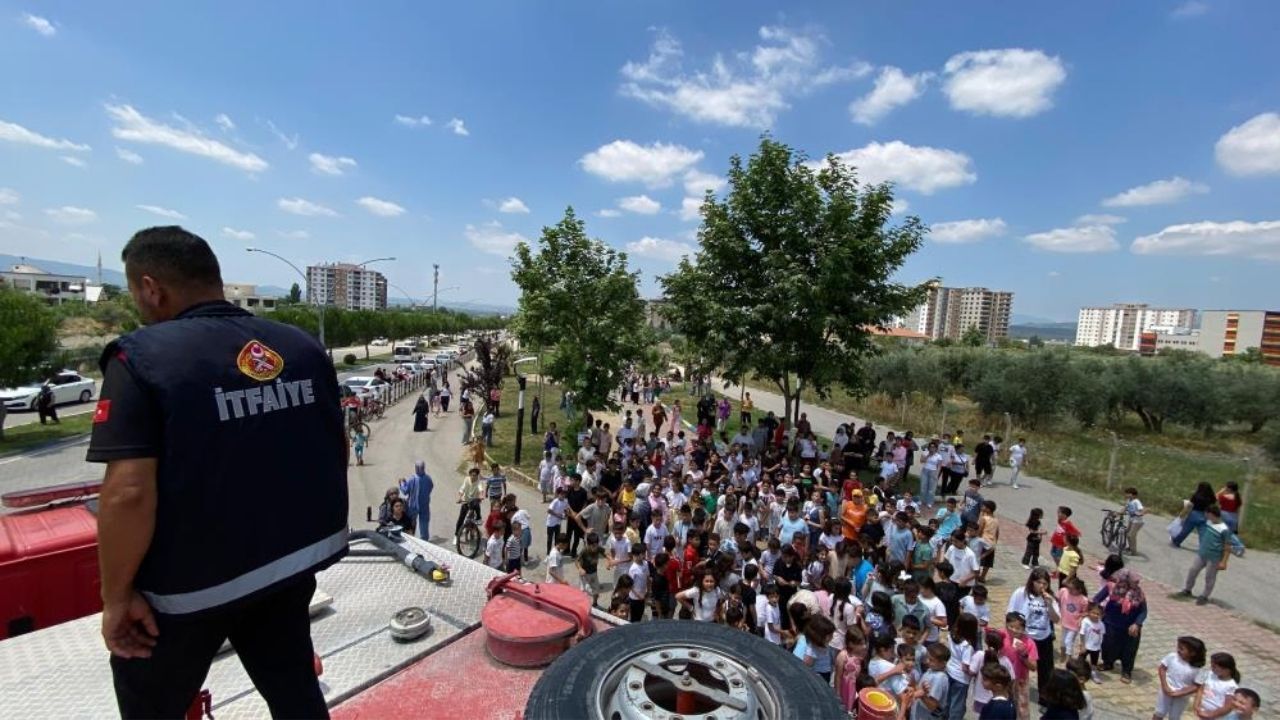 Düziçili Çocuklar Hem Karne Aldı Hem De İtfaiyenin Sürpriziyle Sırılsıklam Eğlendi (2)