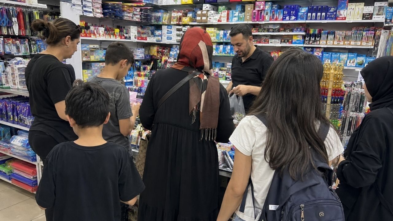 Hafta Sonu Sınavı Öncesi Kırtasiyelerde Lgs Ve Yks Yoğunluğu