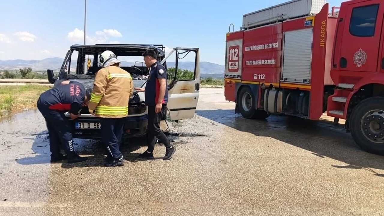 Hassa'da Seyir Halindeki Minibüs Yanarak Kullanılamaz Hale Geldi (1)