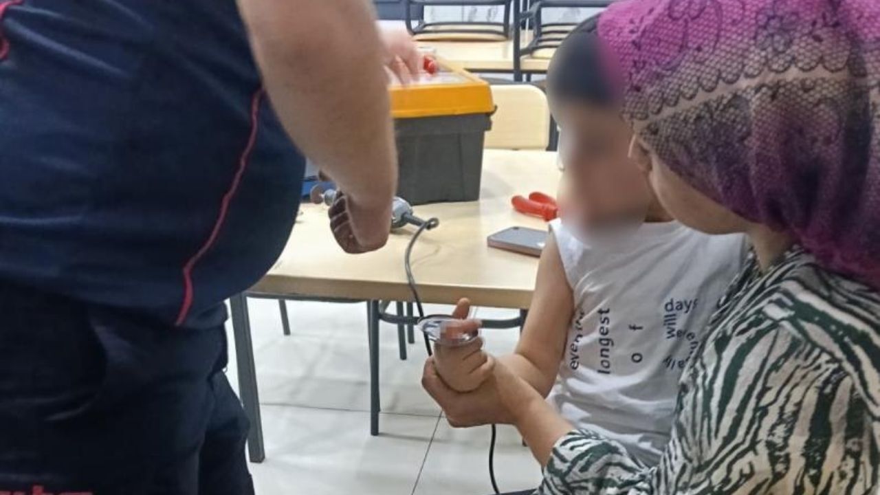 Hastanede Çıkartılamadı, İtfaiye Devreye Girdi! 3 Yaşındaki Talha Kurtarıldıhastanede Çıkartılamadı, İtfaiye Devreye Girdi! 3 Yaşındaki Talha Kurtarıldı