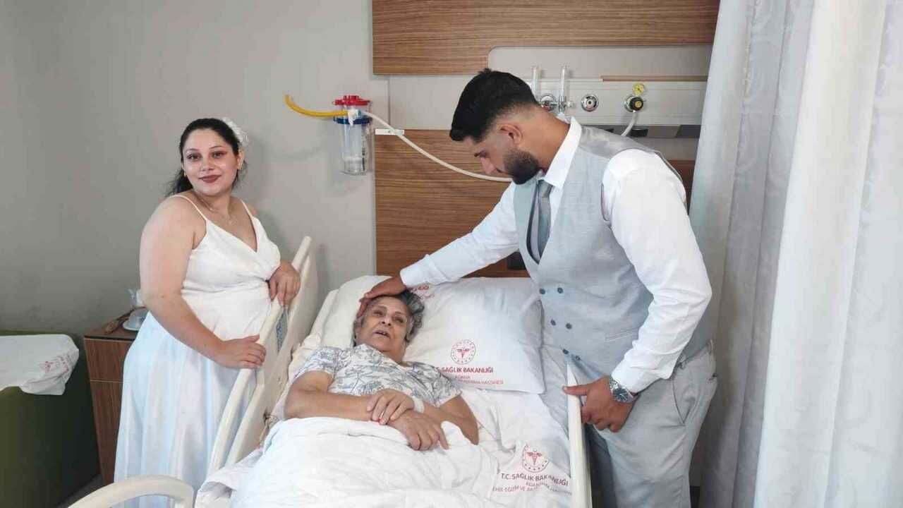 Hastanedeki Anneye Gelin Ve Damattan Sürpriz Ziyaret (2)