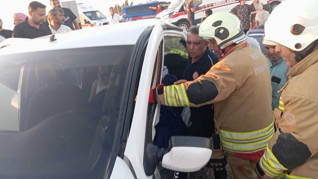 Hatay Kumlu’da İki Otomobil Çarpıştı (2)